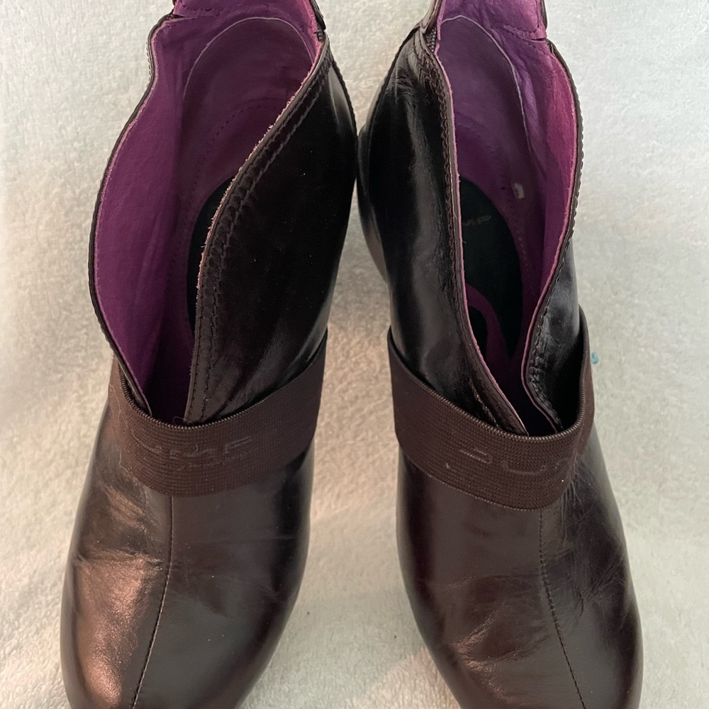 Jump leather ankle booties